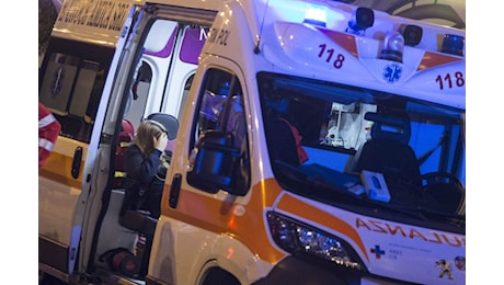 Scontro frontale tra auto e bus: un morto e diversi feriti