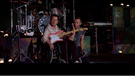 Coldplay a Glastonbury: Michael J. Fox ospite a sorpresa alla chitarra