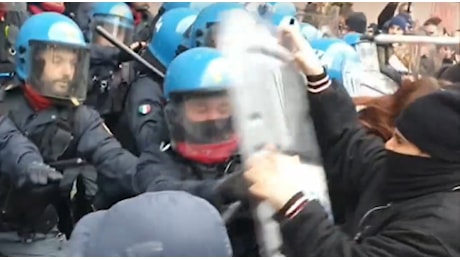 Sciopero, a Torino scontri tra manifestanti e forze dell'ordine. I cori, il lancio delle uova e poi il tentato blitz alla Rai - Il video