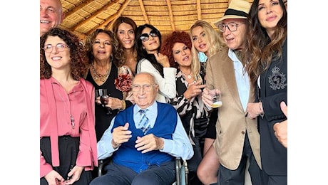 Festa per i 90 anni di Pingitore, Pippo Baudo in carrozzina. La foto è virale