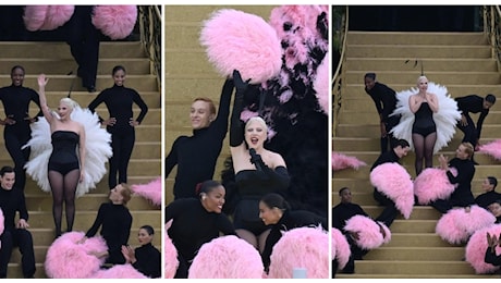 Olimpiadi 2024, Lady Gaga incanta Parigi: pronuncia perfetta e l'omaggio al cabaret francese. Voto look: 10 J'adore ...Dior