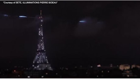 Parigi 2024: spettacolo di luci sulla Torre Eiffel durante la cerimonia di inaugurazione