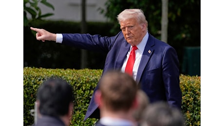 Dazi, Trump pronto a colpire chip e farmaci. Ma forse sospende quelli sulle auto: l'Ue tratta