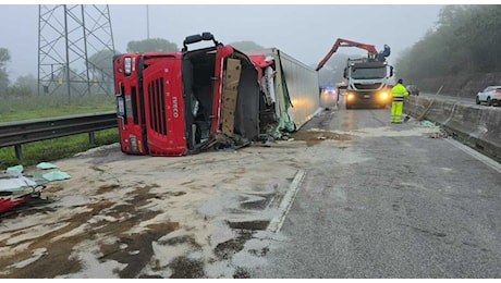 Perugia, Tir si ribalta a Collestrada: un morto e un ferito. E45 chiusa per ore