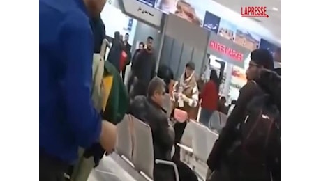 VIDEO: Iran, il mullah rimprovera la ragazza senza velo e lei gli strappa il turbante