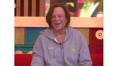 Ha colpito i miei genitali con una smerigliatrice. L'accusa a Mickey Rourke