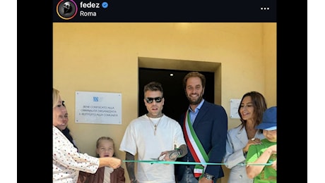 Fedez inaugura casa famiglia con l'assessore Zevi ma lo attacca: Politici bravi a tagliare nastri