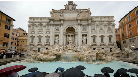 Fontana di Trevi, torna a scorrere l’acqua: ingressi a numero chiuso (400 turisti per volta)