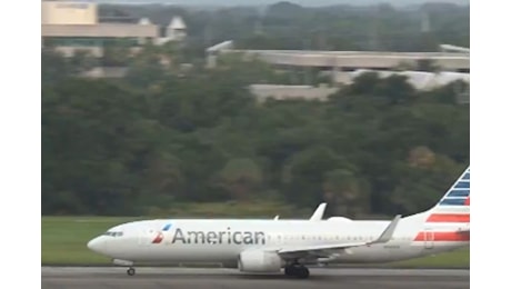 Gomma esplode durante il decollo, disastro evitato per volo American Airlines. Video