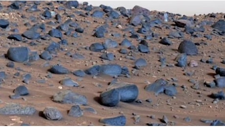 Rocce blu: la superficie di Marte come non s'era ancora vista nelle nuove immagini NASA