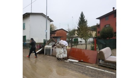 Via Andrea Costa sommersa dal fango del Ravone: case evacuate, negozi devastati: Anziani bloccati, non possono uscire senza ascensore. Il sottopasso del Maggiore è un lago