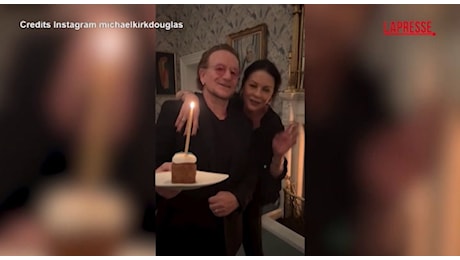 Bono Vox canta Happy Birthday per il compleanno di Michael Douglas