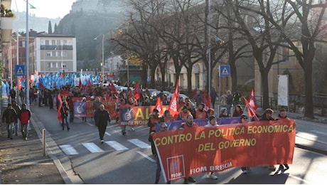 Sciopero generale, migliaia in corteo. «Investire su salari, scuola e sanità»