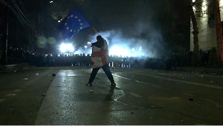 Georgia, barricate e fuochi d'artificio dei manifestanti pro Ue. La polizia spara gas lacrimogeni