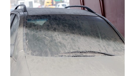 Pioggia con sabbia: come lavare l'auto senza fare danni