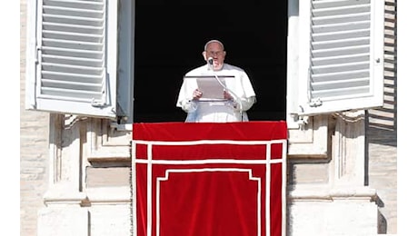 Papa Francesco all’Angelus: Basta colonizzare i Paesi con le armi