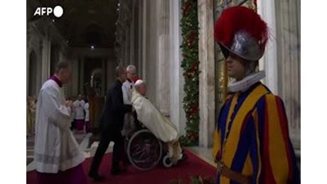 Papa Francesco apre la Porta Santa della Basilica di San Pietro