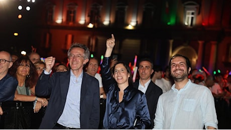 Radio Italia Live, il concerto al Plebiscito: Elly Schlein balla in piazza con il sindaco di Napoli, Manfredi