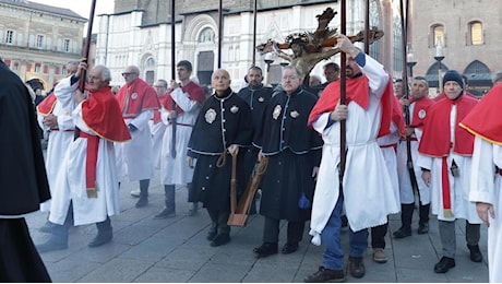 Migliaia in processione. Il cardinale Zuppi apre la porta santa:: Credere nella speranza