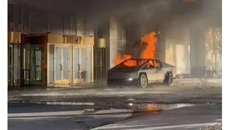 Una Tesla Cybertruck esplode davanti al Trump Hotel di Las Vegas: un morto. Il video virale