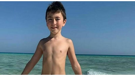 Mattia Cossettini, bambino di 9 anni muore durante la vacanza con i genitori a Marsa Alam: il malore durante la gita in barca. Il papà: «I soccorsi hanno perso tempo prezioso»