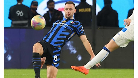 Inter, de Vrij: solo crampi. Problema fisico per Bisseck|Primapagina