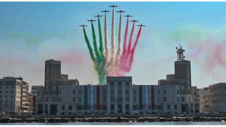Festa di San Nicola, il sorvolo delle Frecce Tricolori su Bari: ecco le info. “Visibile dal lungomare e da altri punti della città” - Telebari Festa di San Nicola, il sorvolo delle Frecce Tricolori su Bari: ecco le info. “Visibile dal lungomare e da altri punti della città” - Telebari