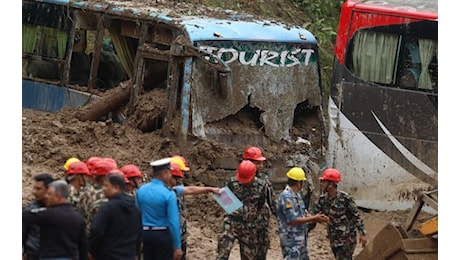 Nepal, inondazioni e frane causate dall'alluvione: le vittime sono quasi 200