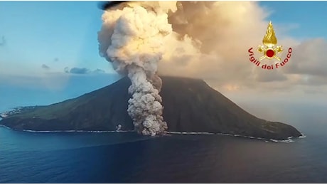 Vulcani in attività - Il risveglio di Stromboli ed Etna: allerta rossa alle Eolie, aeroporto di Catania chiuso per la cenere