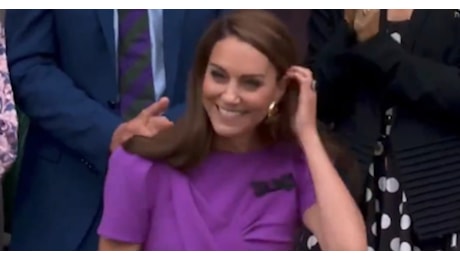 Kate Middleton e la malattia, il gesto in tribuna con la mano: la grande paura