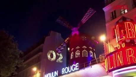 Parigi, il Moulin Rouge inaugura le nuove pale del mulino a vento
