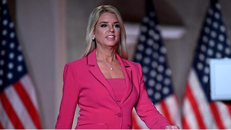 Trump nomina Pam Bondi ministra della Giustizia dopo la rinuncia di Gaetz. Sarà la prima donna a occupare la carica