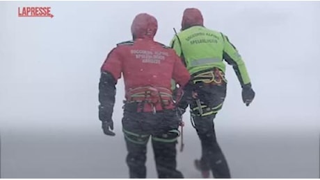 Alpinisti dispersi sul Gran Sasso: soccorritori bloccati a 2000 metri, non possono raggiungerli