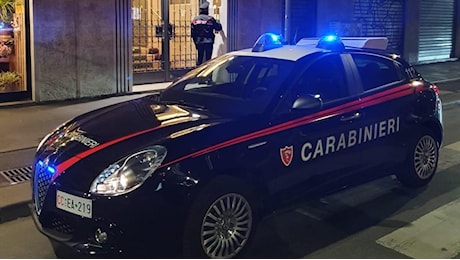 Omicidio a Garbagnate Milanese, 78enne uccide l'amante della moglie a colpi di pistola. L'inseguimento sulle scale