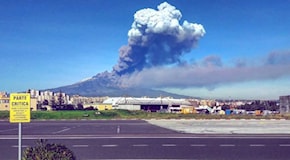 Continua l’eruzione dell’Etna, chiuso settore spazio aereo, voli ridotti su Catania