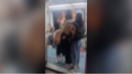 Roma, scippi lungo i binari della metro: due bande in lotta per derubare i turisti