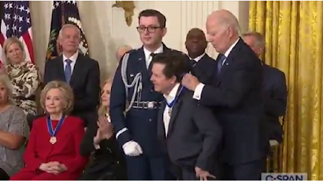 Biden premia con la «medaglia della libertà» l'attore Michael J. Fox