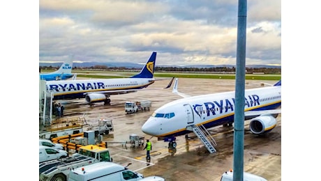 Birra, bestemmie e fumo. Passeggero molesto costringe il volo Ryanair a fare dietrofront