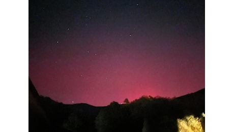 La magia dell'aurora boreale torna nei nostri cieli: le luci viola e rosa sulle montagne del Piemonte