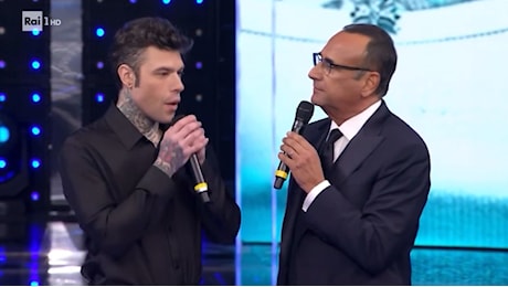 Fedez spaesato e confuso a “Sarà Sanremo”: Carlo Conti lo accompagna fuori dal palco