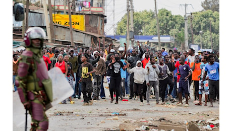 In Kenya i manifestanti non mollano: la polizia carica i dimostranti a Nairobi e Mombasa