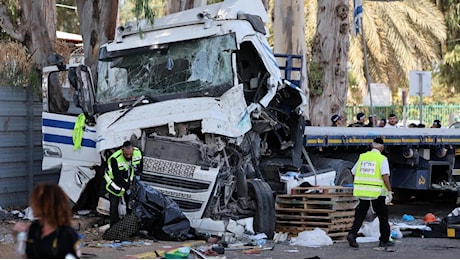 Tel Aviv, scontro tra bus e camion. Secondo Israele è un attentato