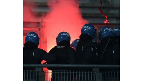 Bologna, scontri nella notte con i tifosi del Lille: diversi francesi feriti (VIDEO)