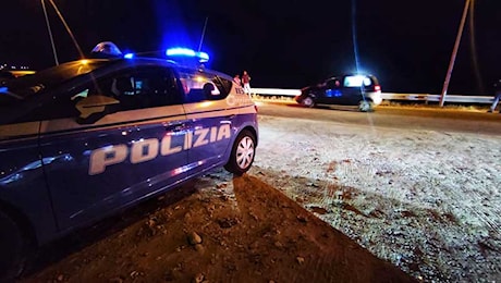 Ignorano l’alt della polizia e ingaggiano un inseguimento con l’auto a noleggio, poi fuggono a piedi dopo lo schianto contro un muro