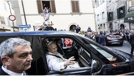 Il Papa a Genazzano stringe la mano a un tifoso: «Forza Roma!»