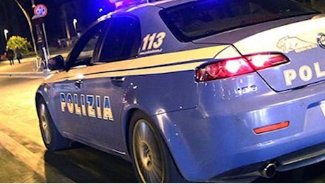 Pianura, ucciso con tre colpi di pistola e poi carbonizzato: la vittima è un 20enne del posto