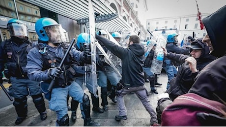 Torino, al corteo sei agenti feriti. Piantedosi: «In città clima pesante». E Salvini: «Carcere per gli estremisti»