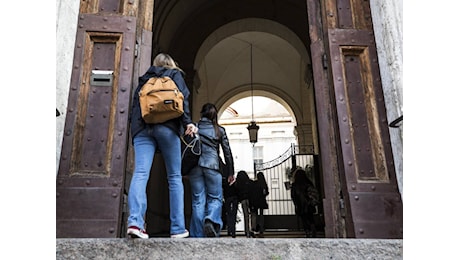 Studentessa confessa rapporto sessuale col professore, arrestato il docente
