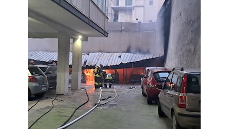 Paura a Taranto, grosso incendio in un garage