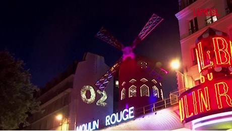 VIDEO Parigi, il Moulin Rouge inaugura le nuove pale del mulino a vento